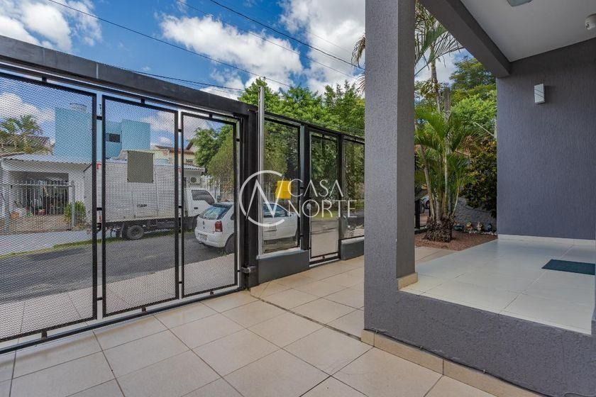 Casa à venda com 3 quartos, 220m², 3 vagas, Rua Francelício Porto no bairro Jardim Sabará em Porto Alegre