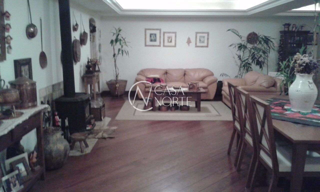 Casa à venda com 3 quartos, 430m², 1 suíte, 4 vagas, Rua Doutor Benjamin Camozato no bairro Ipanema em Porto Alegre