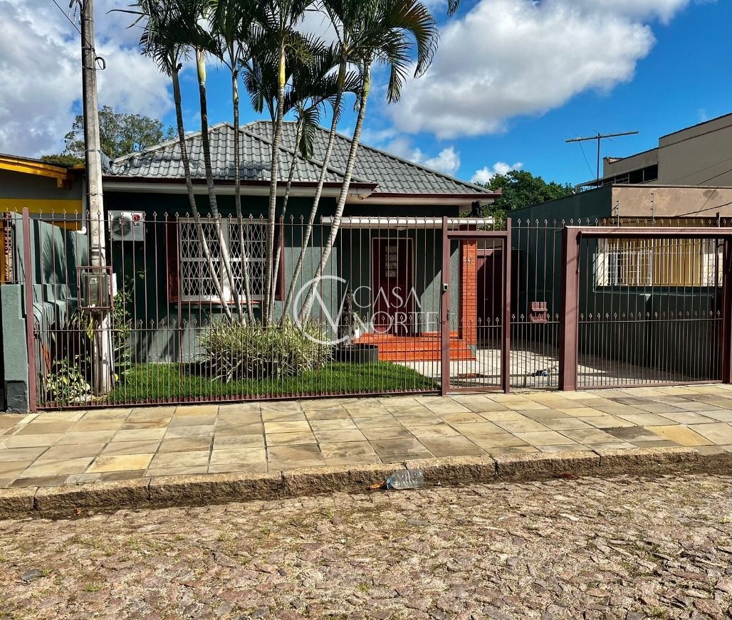 Casa à venda com 4 quartos, 135m², 5 vagas, Travessa Afonso Mabilde no bairro Santa Maria Goretti em Porto Alegre