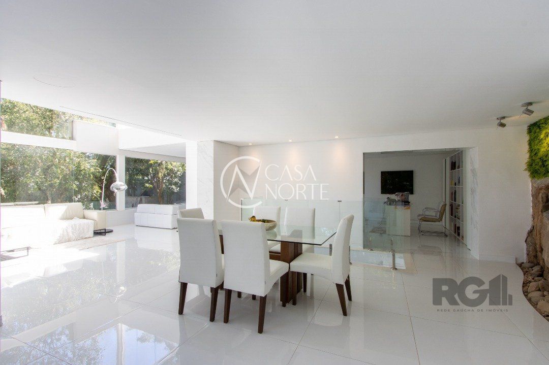 Casa à venda com 2 quartos, 430m², 2 suítes, 5 vagas, Rua Doutor Possidônio Cunha no bairro Vila Assunção em Porto Alegre