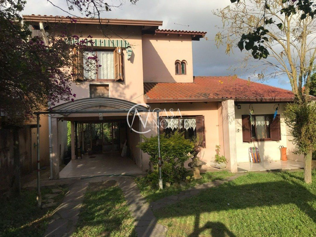Casa à venda com 5 quartos, 347m², 2 suítes, 2 vagas, Rua Alvaro Guterres no bairro Tristeza em Porto Alegre
