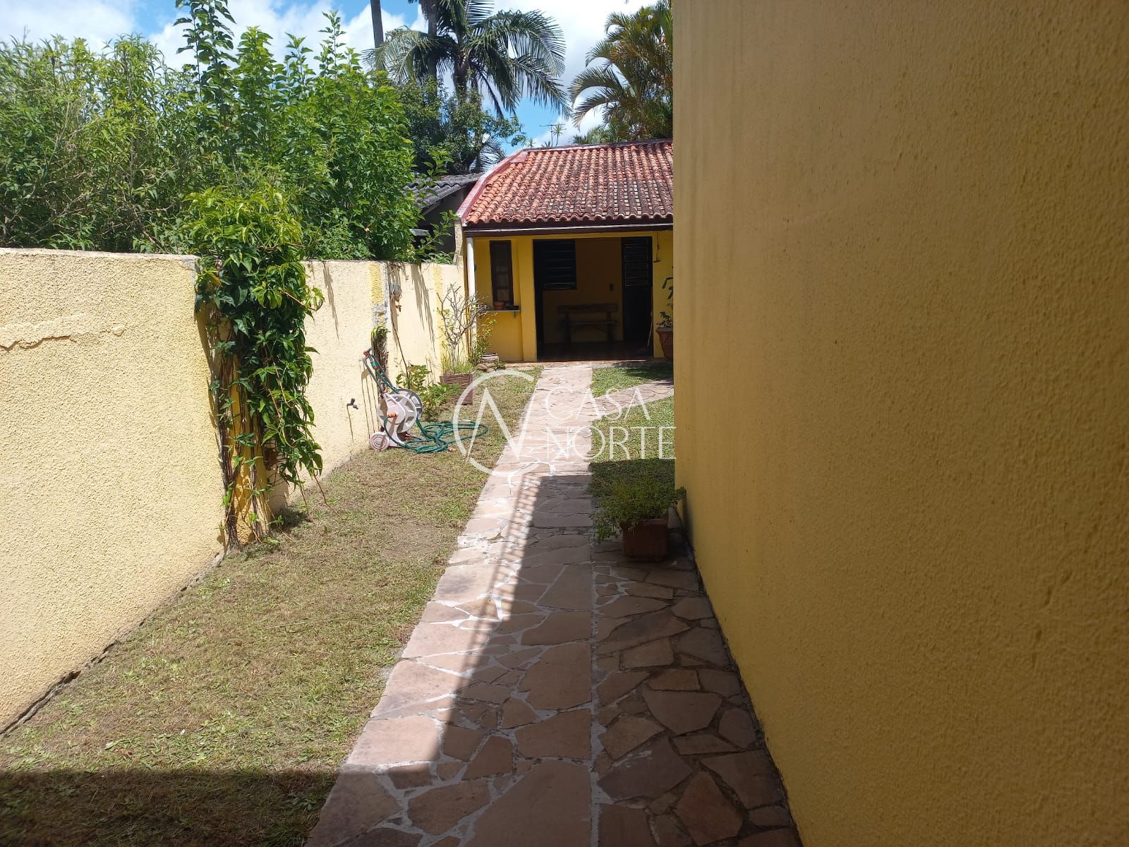 Casa à venda com -4 quarto, 100m², 2 suítes, 3 vagas, Rua dos Guenoas no bairro Guarujá em Porto Alegre