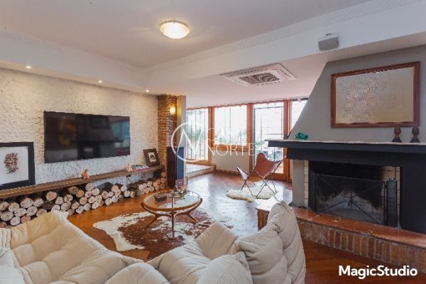 Casa à venda com 3 quartos, 375m², 1 suíte, 8 vagas, Rua Cariri no bairro Vila Assunção em Porto Alegre