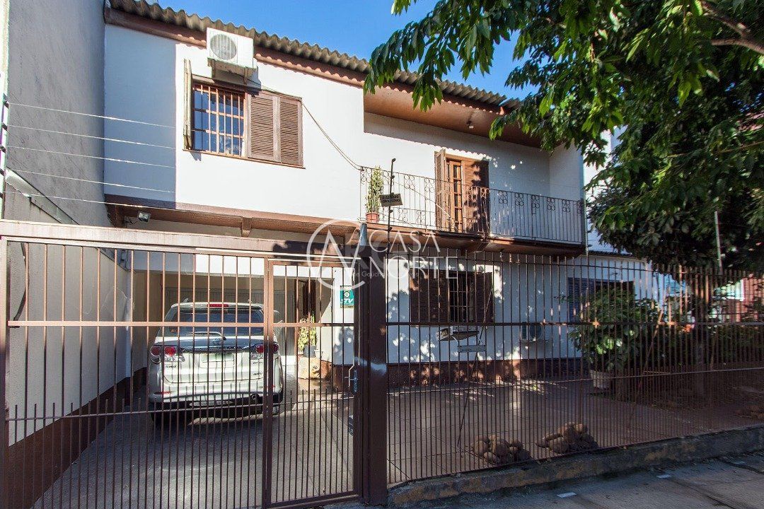 Casa à venda com 4 quartos, 229m², 4 suítes, 5 vagas, Rua Laguna no bairro Cavalhada em Porto Alegre