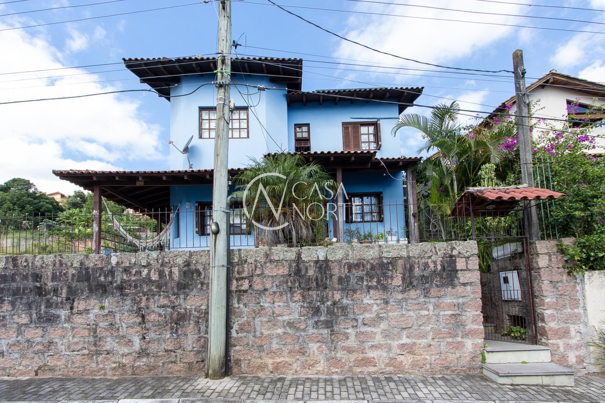 Casa à venda com 4 quartos, 229m², 1 suíte, 3 vagas, Rua Adriano Pereira da Silva no bairro Vila Nova em Porto Alegre
