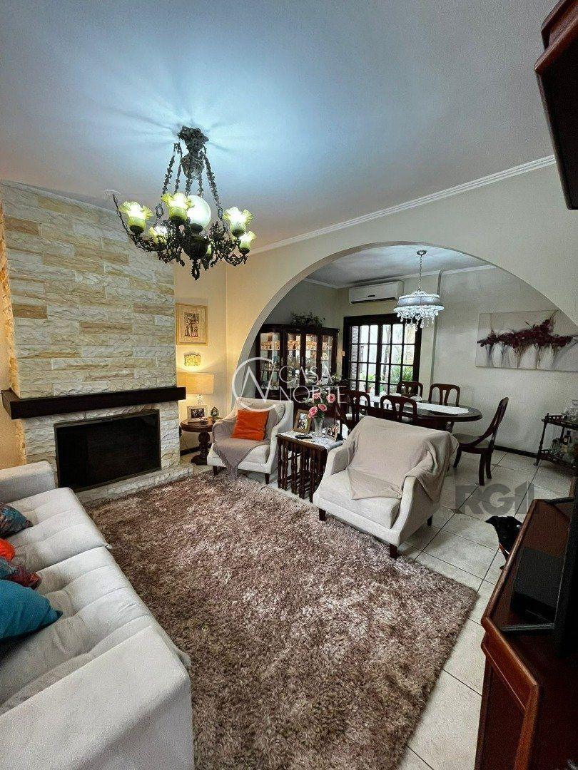 Casa à venda com 3 quartos, 300m², 2 vagas, Rua Doutor Aurélio Py no bairro Medianeira em Porto Alegre