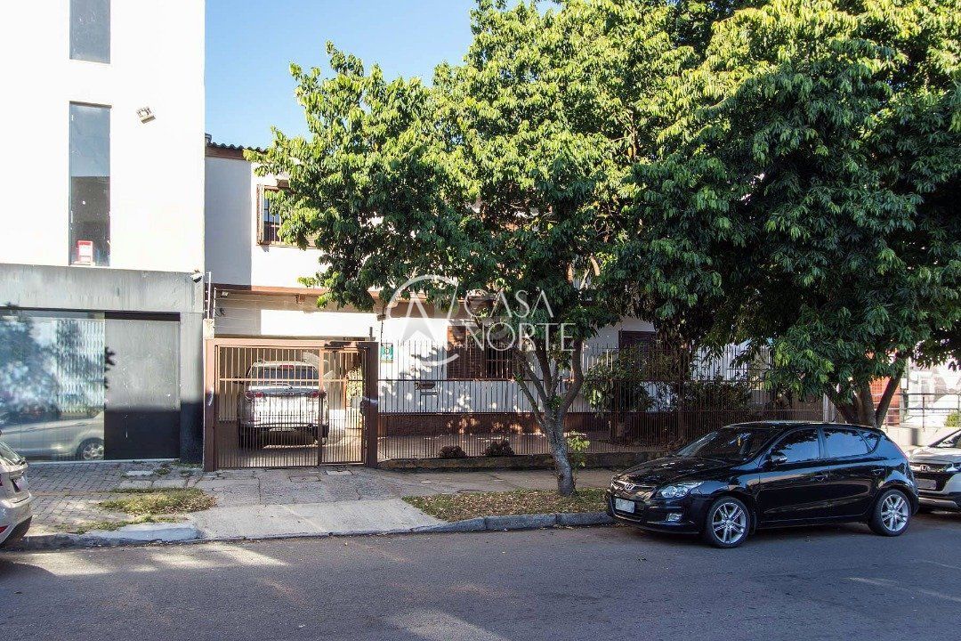 Casa à venda com 4 quartos, 229m², 4 suítes, 5 vagas, Rua Laguna no bairro Cavalhada em Porto Alegre