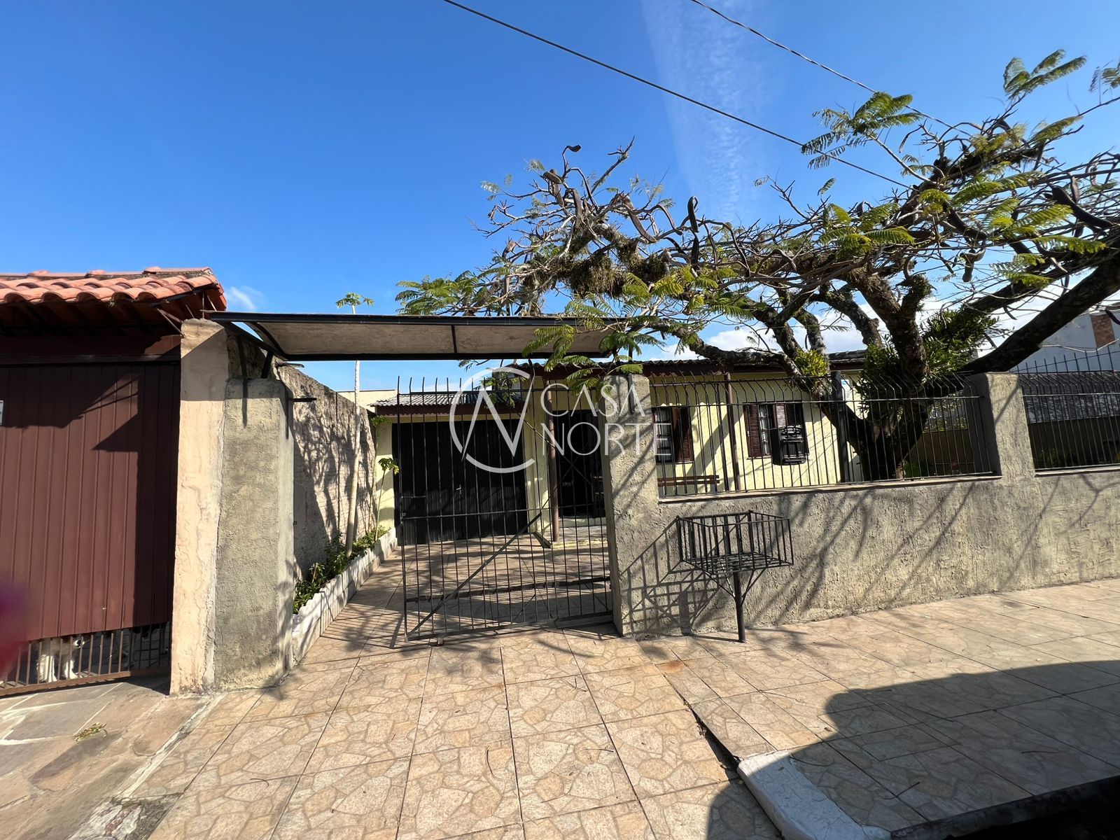 Casa à venda com 3 quartos, 95m², 5 vagas, Rua Criciúma no bairro Guarujá em Porto Alegre