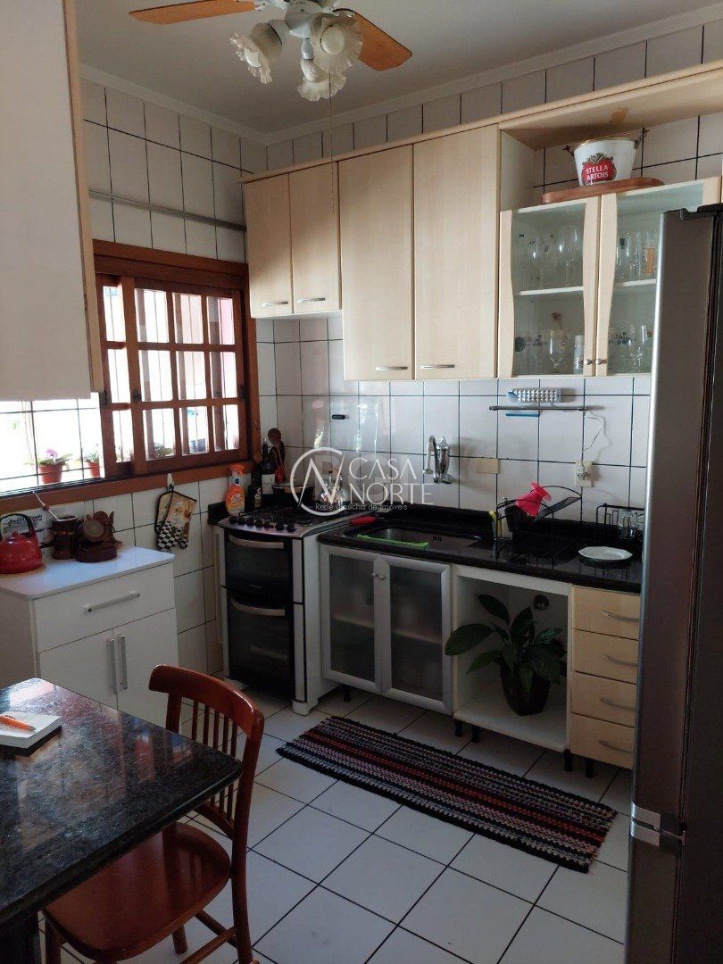 Casa à venda com 3 quartos, 156m², 1 suíte, 2 vagas, Rua Jacunda no bairro Guarujá em Porto Alegre