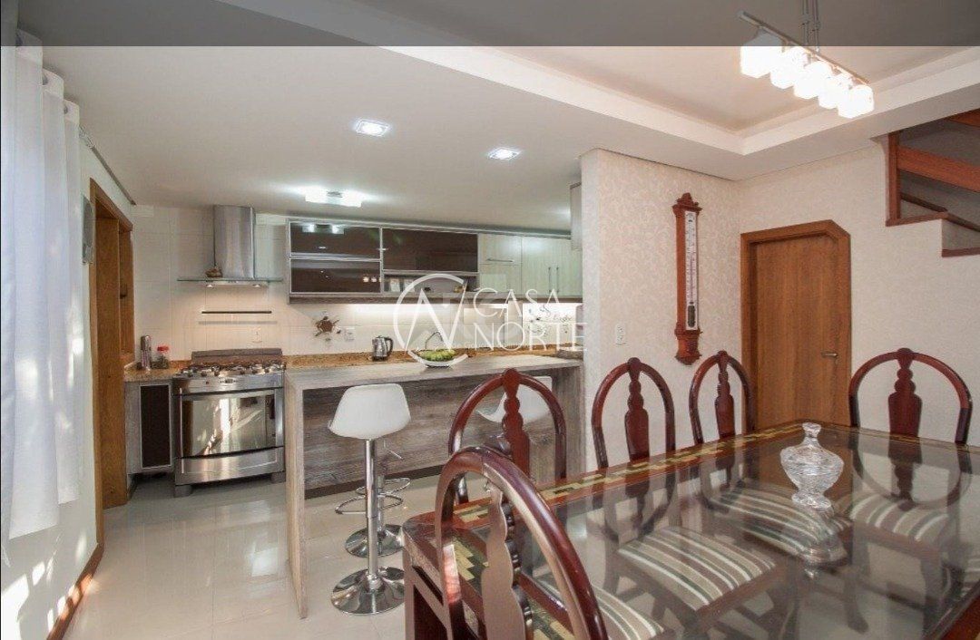 Casa à venda com 3 quartos, 256m², 3 suítes, 2 vagas, Rua Doutor Possidonio Cunha no bairro Vila Assunção em Porto Alegre