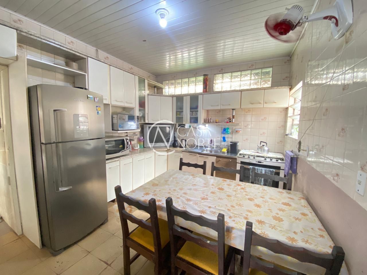 Casa à venda com 4 quartos, 350m², 8 vagas, Rua Afonso Arinos no bairro Camaquã em Porto Alegre