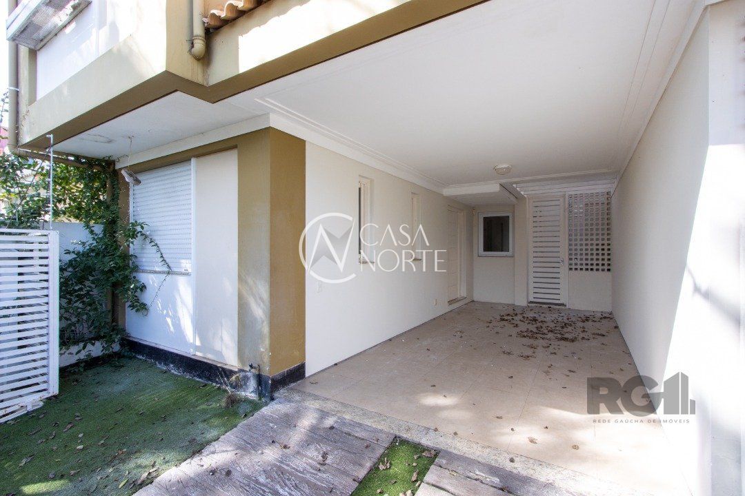 Casa à venda com 3 quartos, 132m², 1 suíte, 2 vagas, Rua Cangussu no bairro Nonoai em Porto Alegre