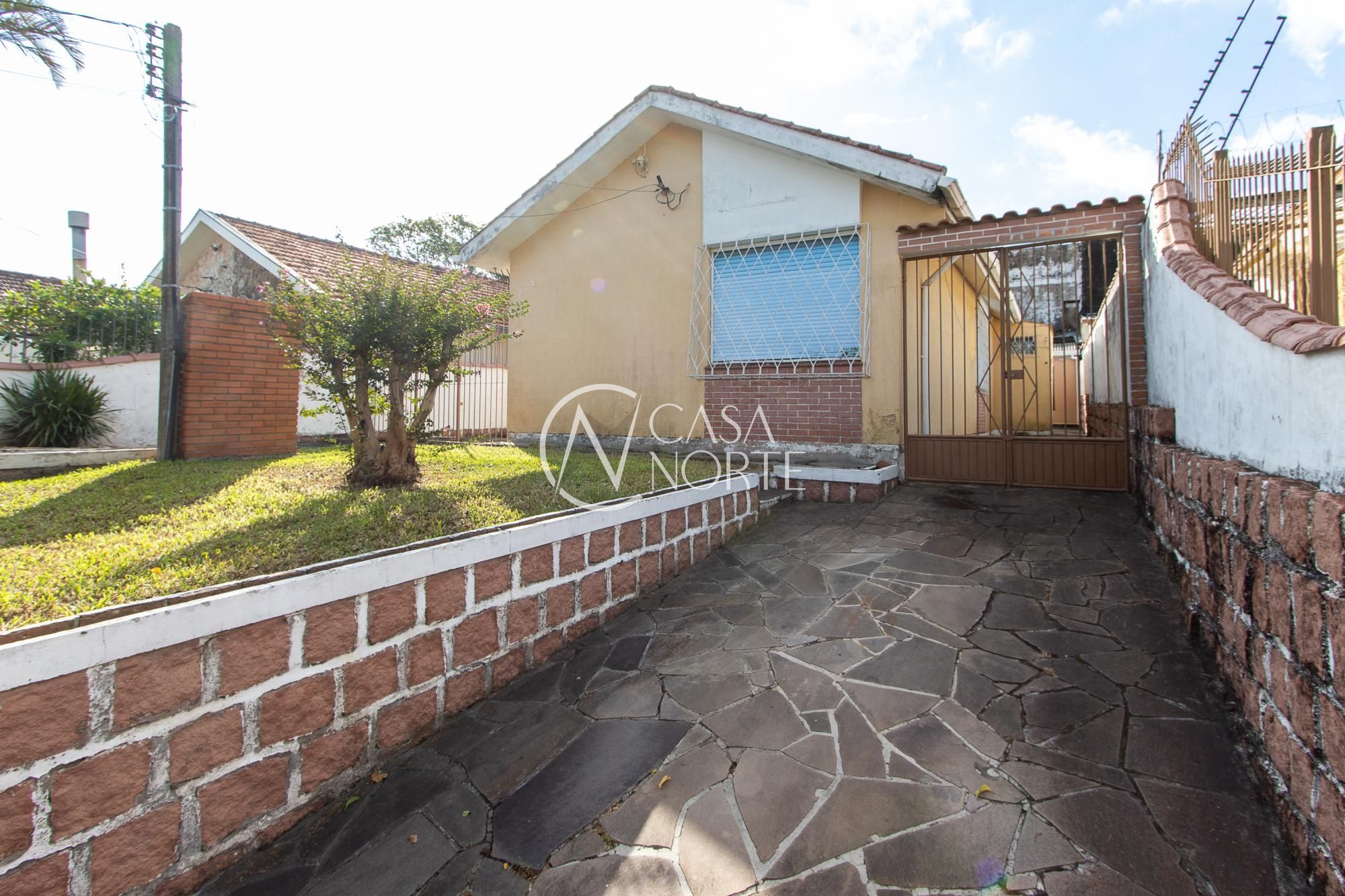 Casa à venda com 3 quartos, 70m², 2 vagas, Rua Vinte e um de Agosto no bairro Cavalhada em Porto Alegre