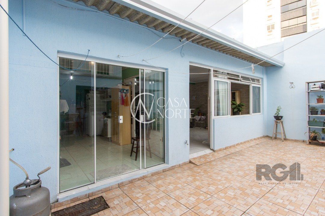 Casa à venda com 2 quartos, 128m², 1 suíte, 2 vagas, Avenida Eduardo Prado no bairro Cavalhada em Porto Alegre