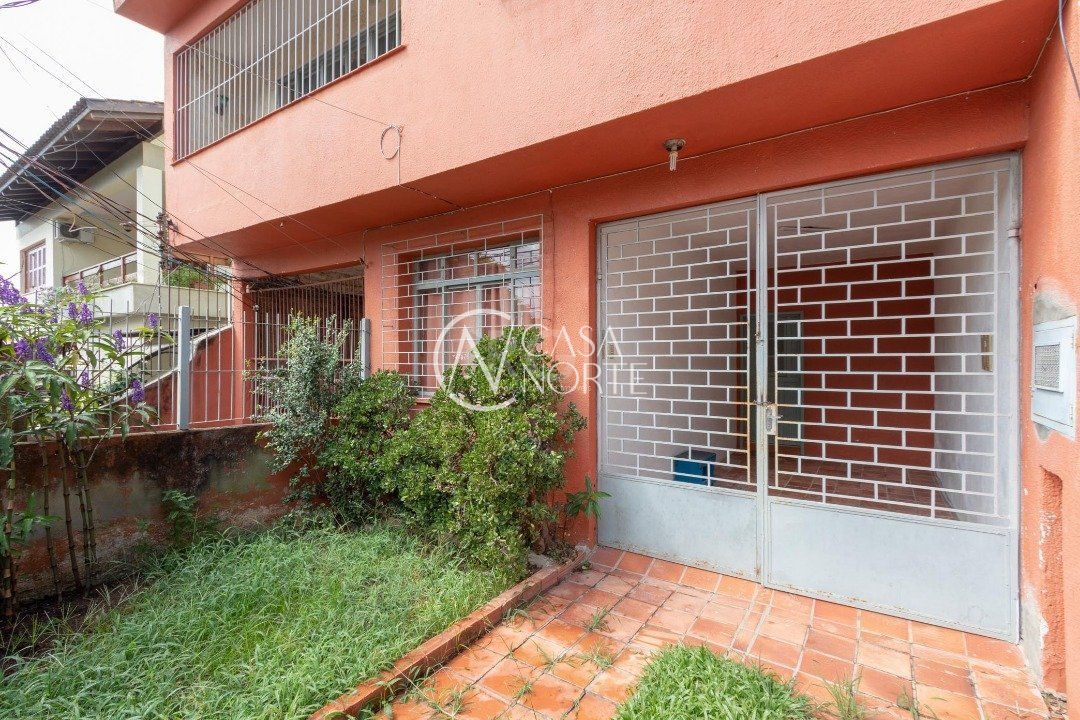 Casa à venda com 3 quartos, 220m², 2 suítes, 2 vagas, Rua São Miguel no bairro Coronel Aparício Borges em Porto Alegre