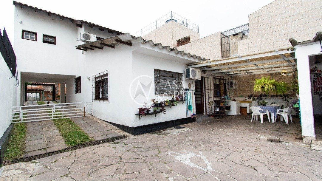 Casa à venda com 3 quartos, 238m², 1 suíte, 3 vagas, Rua Professor Doutor João Pitta Pinheiro Filho no bairro Camaquã em Porto Alegre