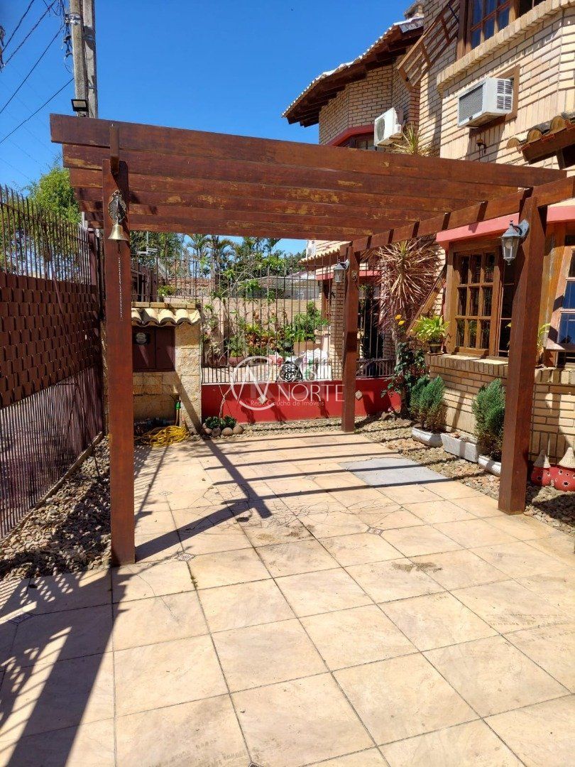 Casa à venda com 3 quartos, 156m², 1 suíte, 2 vagas, Rua Jacunda no bairro Guarujá em Porto Alegre