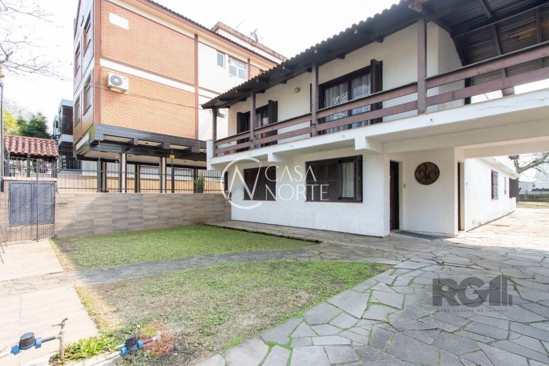 Casa à venda com 7 quartos, 481m², 2 suítes, 4 vagas, Rua Chico Pedro no bairro Camaquã em Porto Alegre