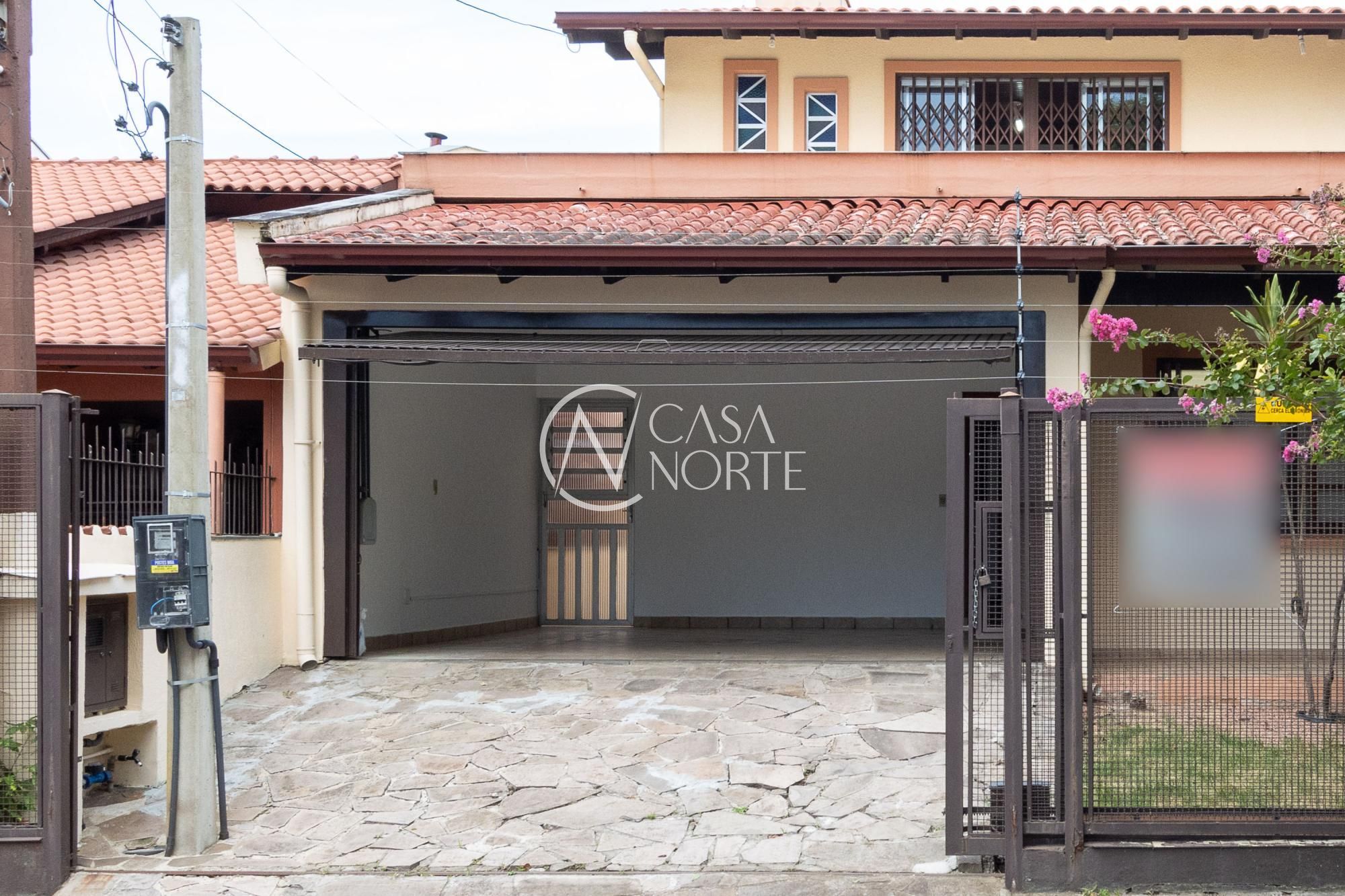 Casa à venda com 4 quartos, 228m², 1 suíte, 2 vagas, Rua Augusto Comte no bairro Cavalhada em Porto Alegre