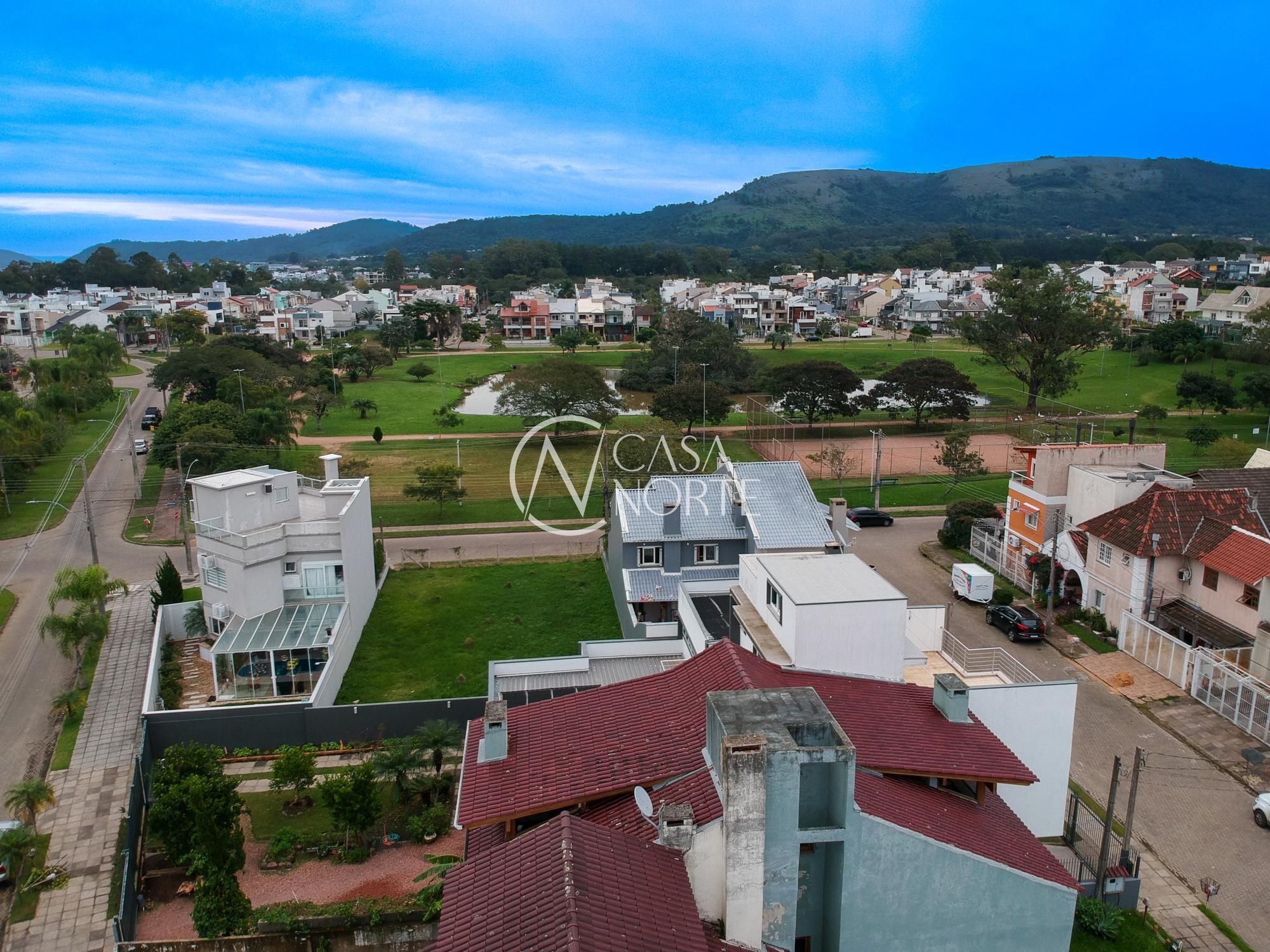 Casa à venda com 4 quartos, 320m², 3 suítes, 5 vagas, Rua Conrado Alvares no bairro Hípica em Porto Alegre