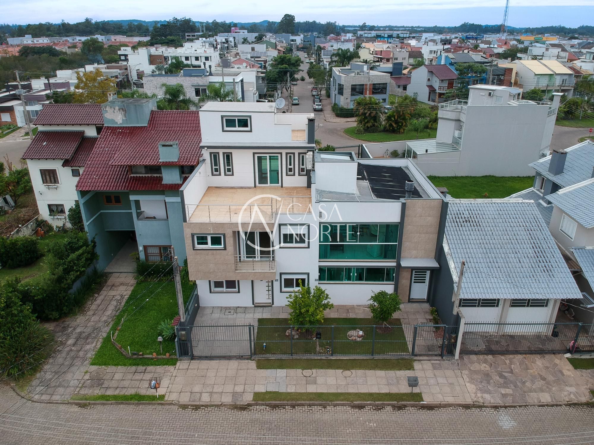 Casa à venda com 4 quartos, 320m², 3 suítes, 5 vagas, Rua Conrado Alvares no bairro Hípica em Porto Alegre