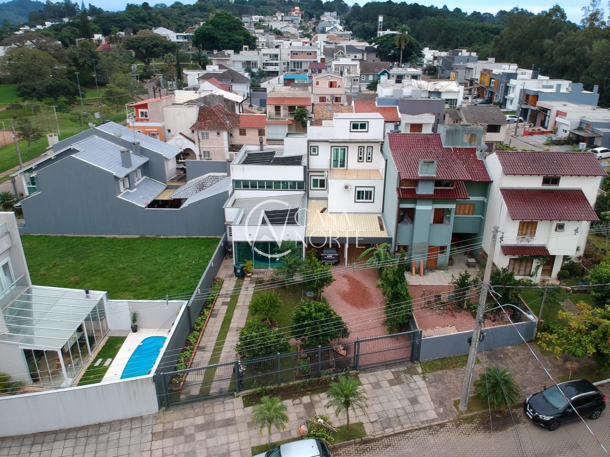 Casa à venda com 4 quartos, 320m², 3 suítes, 5 vagas, Rua Conrado Alvares no bairro Hípica em Porto Alegre