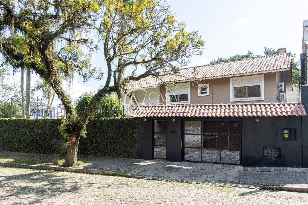Casa à venda com 4 quartos, 280m², 1 suíte, 2 vagas, Rua Jacunda no bairro Guarujá em Porto Alegre