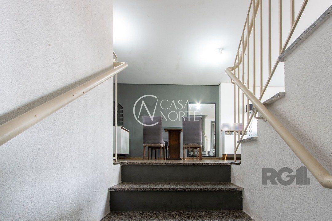 Casa à venda com 3 quartos, 195m², 1 suíte, 4 vagas, Rua Delfina da Cunha no bairro Camaquã em Porto Alegre