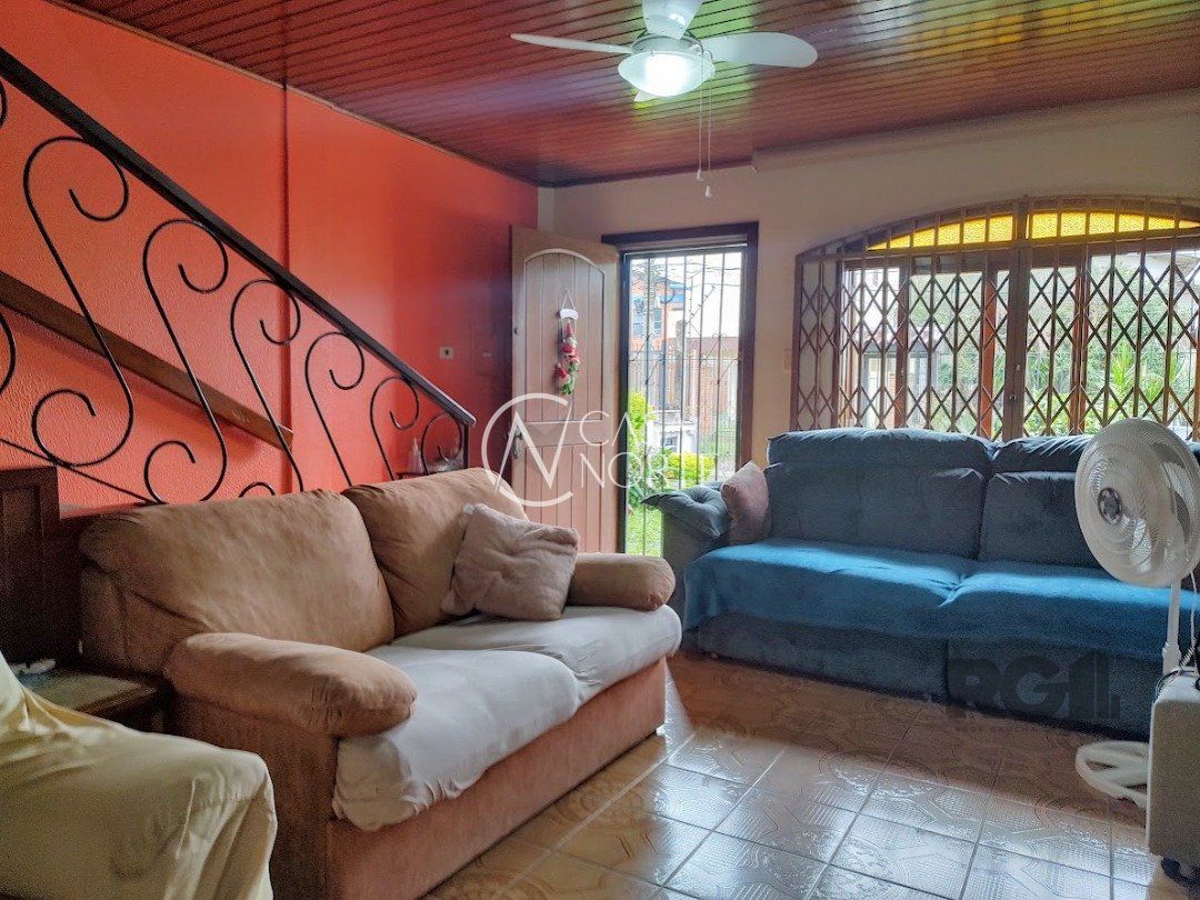 Casa à venda com 3 quartos, 198m², 1 suíte, 2 vagas, Rua Doutor Mário Totta no bairro Tristeza em Porto Alegre