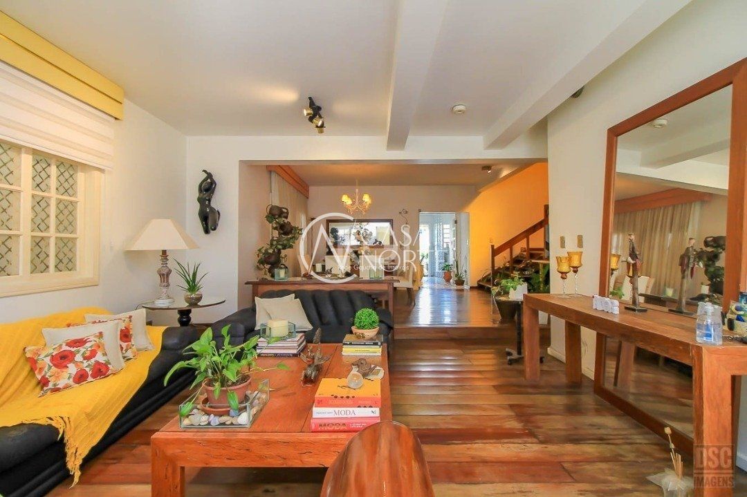 Casa à venda com 4 quartos, 300m², 3 suítes, 4 vagas, Avenida José Gertum no bairro Chácara das Pedras em Porto Alegre