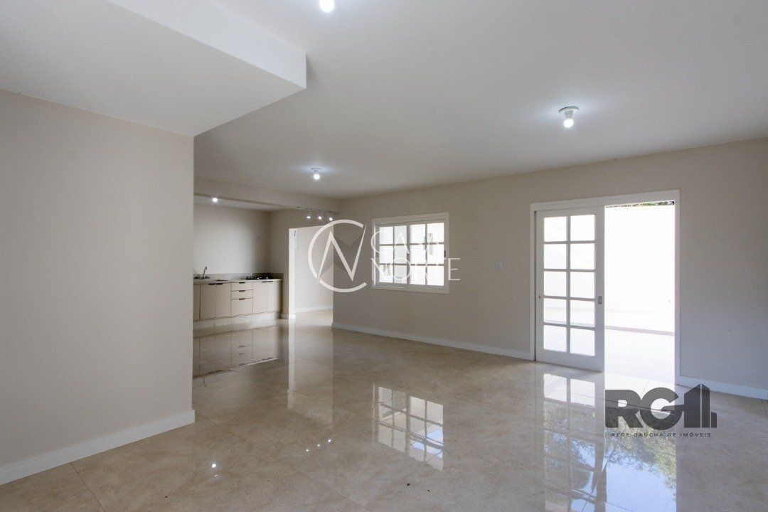 Casa de Condomínio à venda com 4 quartos, 221m², 1 suíte, 3 vagas, Rua Conrado Ferrari no bairro Ipanema em Porto Alegre