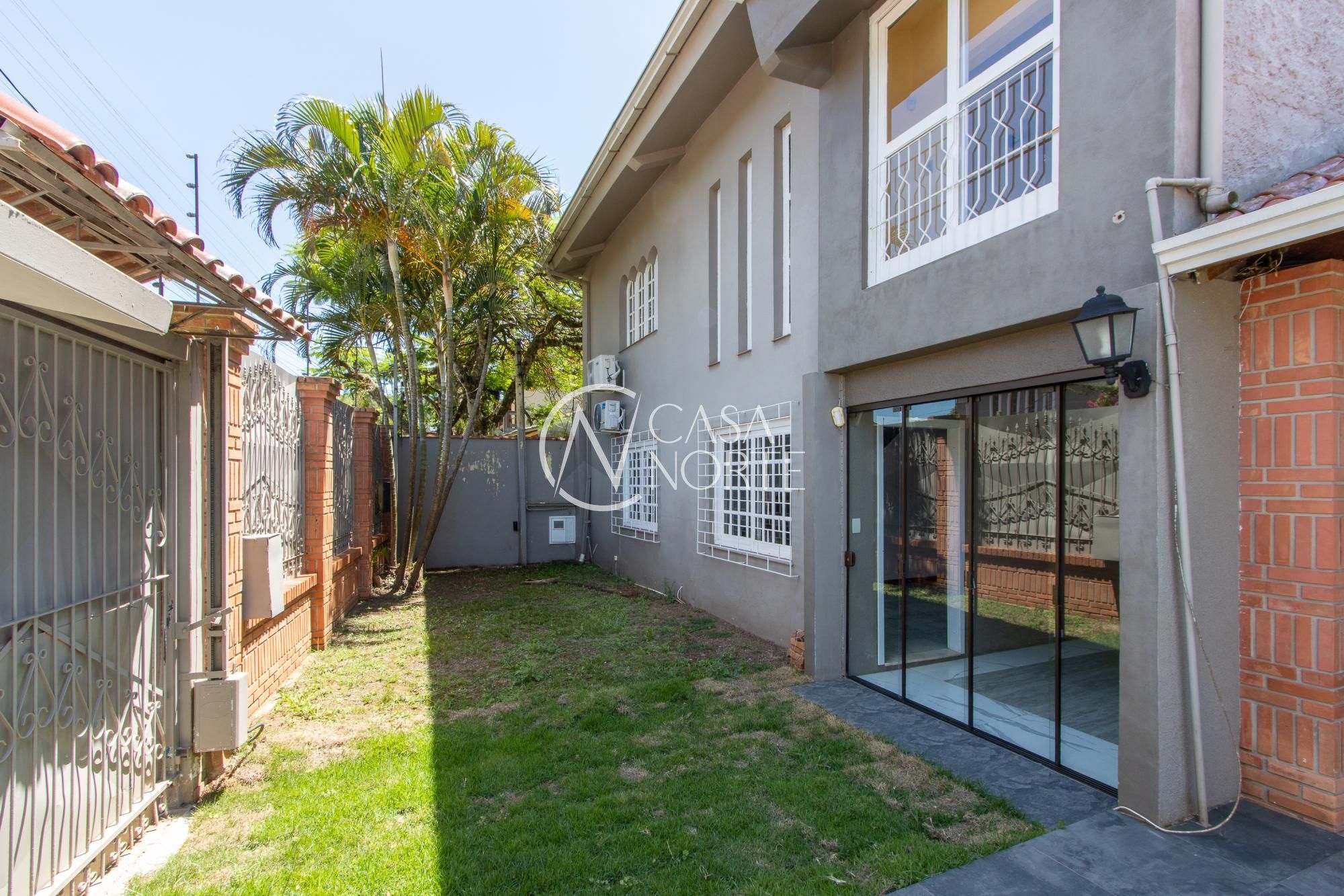 Casa à venda com 4 quartos, 520m², 2 suítes, 5 vagas, Rua Oiampi no bairro Guarujá em Porto Alegre