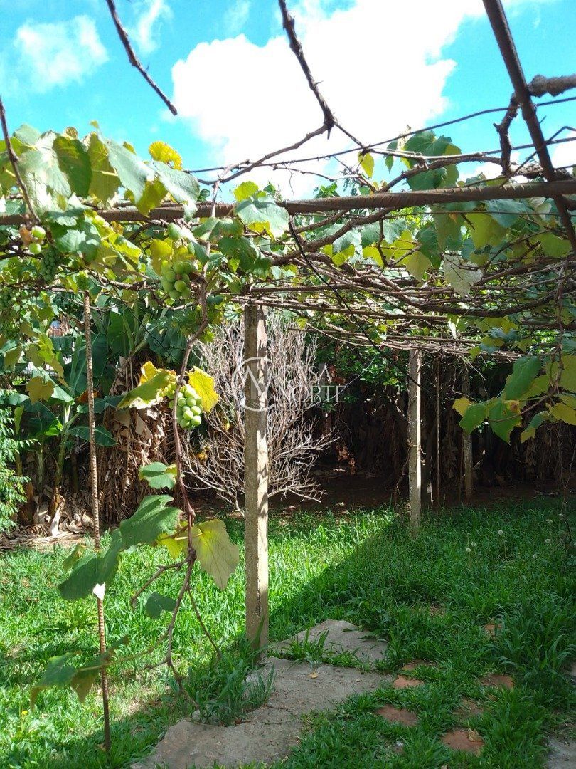 Casa à venda com 3 quartos, 114m², 1 vaga, Rua Mata Coelho no bairro Nonoai em Porto Alegre
