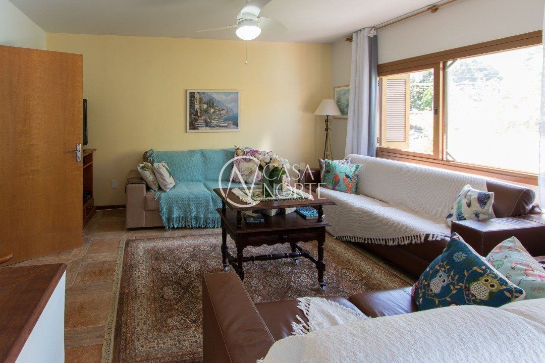 Casa à venda com 3 quartos, 211m², 3 vagas, Rua João Correa Almeida no bairro Vila Nova em Porto Alegre