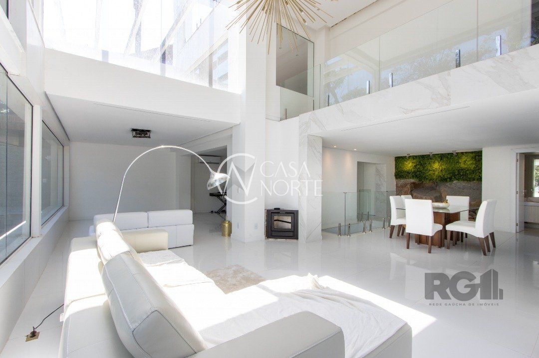 Casa à venda com 2 quartos, 430m², 2 suítes, 5 vagas, Rua Doutor Possidônio Cunha no bairro Vila Assunção em Porto Alegre