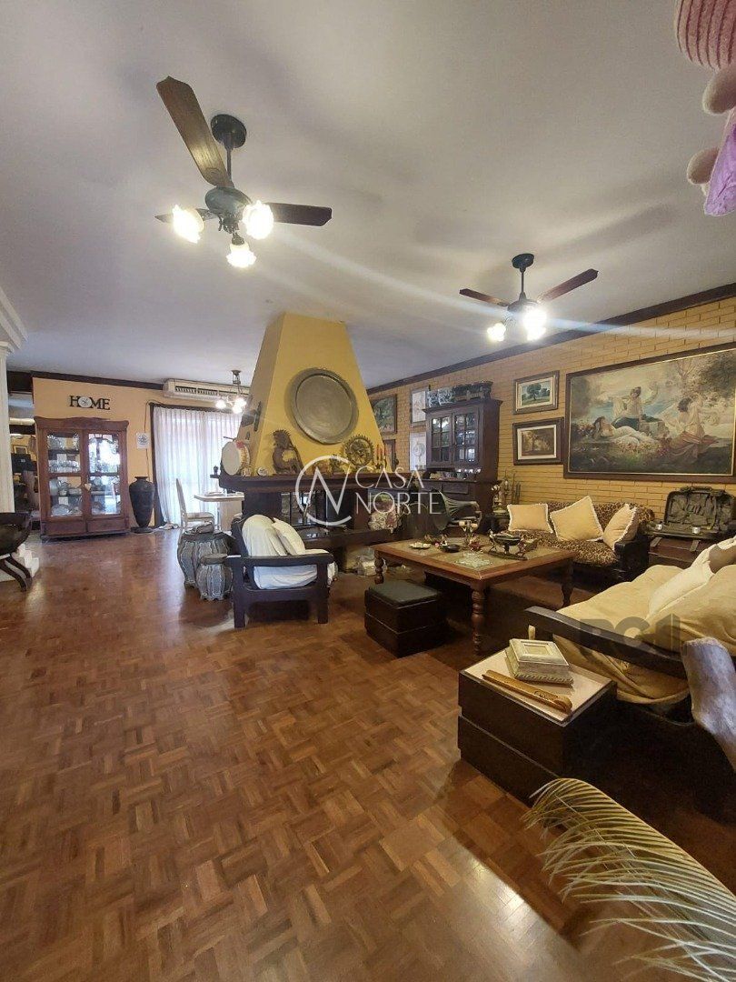 Casa à venda com 5 quartos, 600m², 2 suítes, 5 vagas, Rua Cariri no bairro Vila Assunção em Porto Alegre