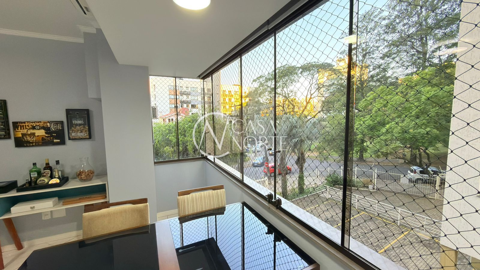 Apartamento à venda com 3 quartos, 84m², 1 suíte, 1 vaga, Rua Roque Calage no bairro Passo da Areia em Porto Alegre