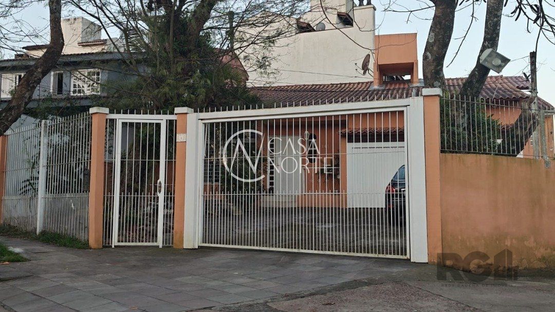 Casa à venda com 4 quartos, 252m², 2 suítes, 5 vagas, Rua Tupã no bairro Vila Assunção em Porto Alegre