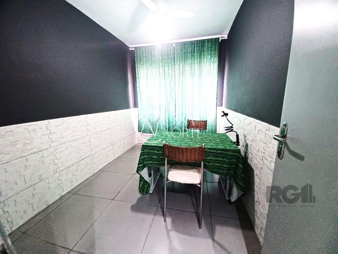 Casa à venda com 4 quartos, 350m², 1 suíte, 4 vagas, Avenida Agostini no bairro Navegantes em Porto Alegre