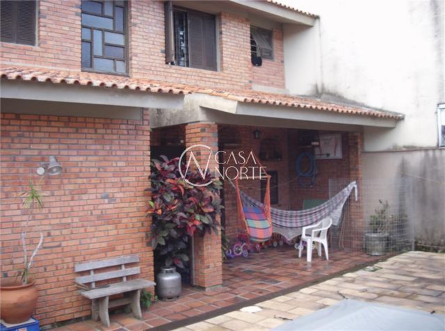 Casa à venda com 4 quartos, 238m², 1 suíte, 2 vagas, Rua Saudavel no bairro Medianeira em Porto Alegre