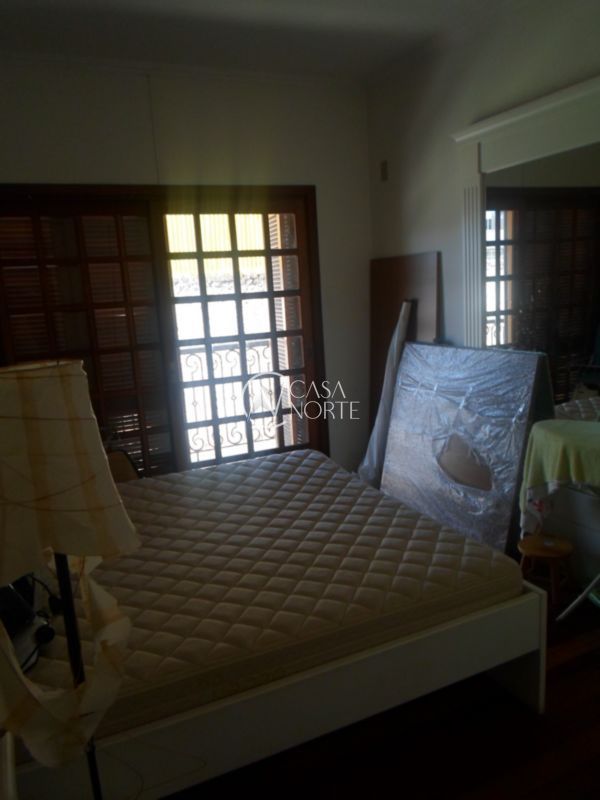 Casa à venda com 6 quartos, 400m², 2 suítes, 5 vagas, Rua Antônio Ribeiro no bairro Santo Antônio em Porto Alegre