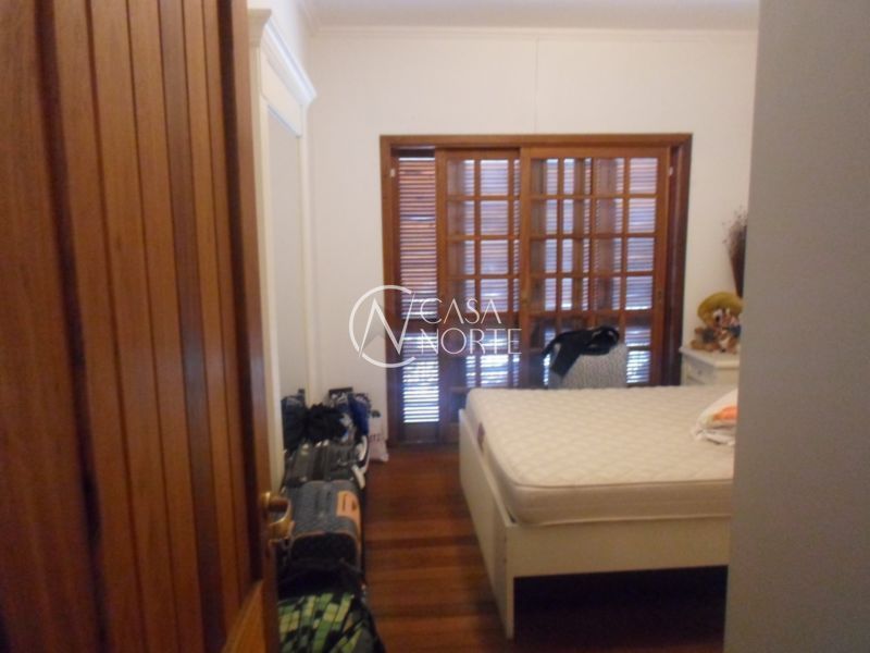 Casa à venda com 6 quartos, 400m², 2 suítes, 5 vagas, Rua Antônio Ribeiro no bairro Santo Antônio em Porto Alegre