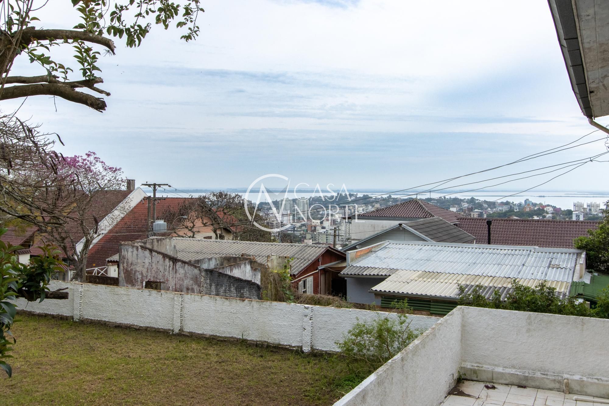 Casa à venda com 2 quartos, 80m², 3 vagas, Rua Alvaro Guterres no bairro Tristeza em Porto Alegre