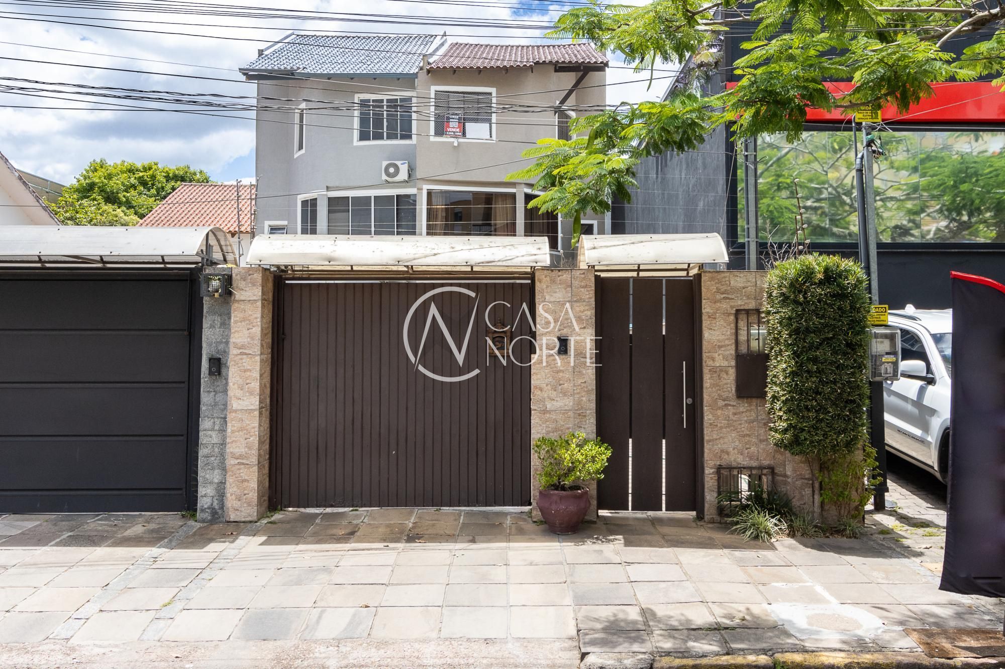 Casa à venda com 3 quartos, 201m², 1 suíte, 2 vagas, Rua Folha da Tarde no bairro Cristal em Porto Alegre