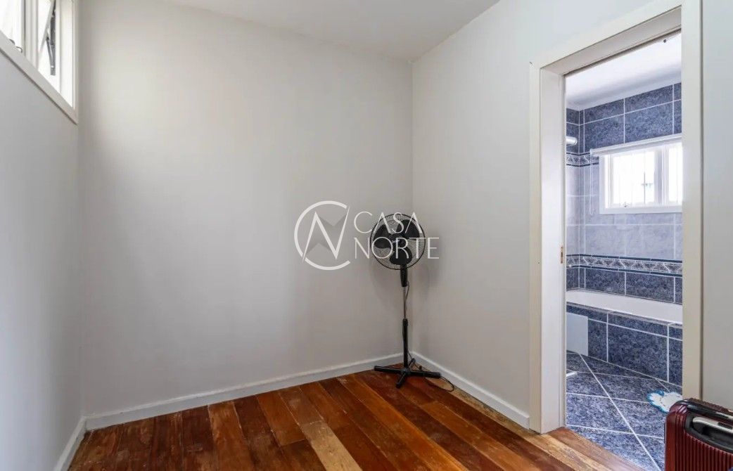 Casa à venda com 4 quartos, 308m², 1 suíte, 2 vagas, Avenida Cai no bairro Cristal em Porto Alegre