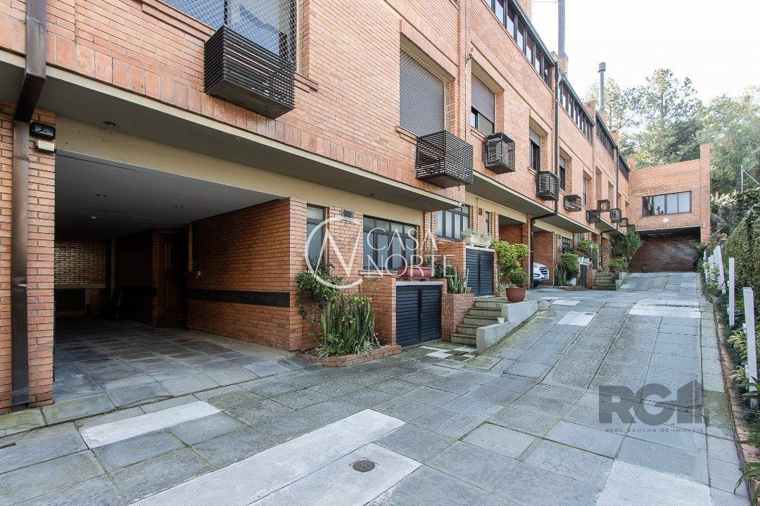 Casa de Condomínio à venda com 3 quartos, 359m², 1 suíte, 4 vagas, Avenida Jacui no bairro Cristal em Porto Alegre