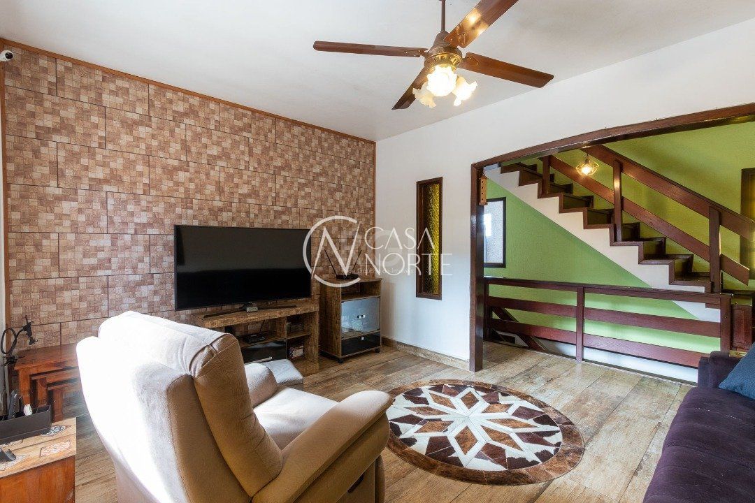 Casa à venda com 5 quartos, 300m², 2 vagas, Rua Vinte e um de Agosto no bairro Cavalhada em Porto Alegre