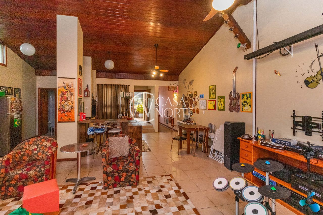 Casa à venda com 4 quartos, 466m², 1 suíte, 4 vagas, Rua Dona Paulina no bairro Tristeza em Porto Alegre