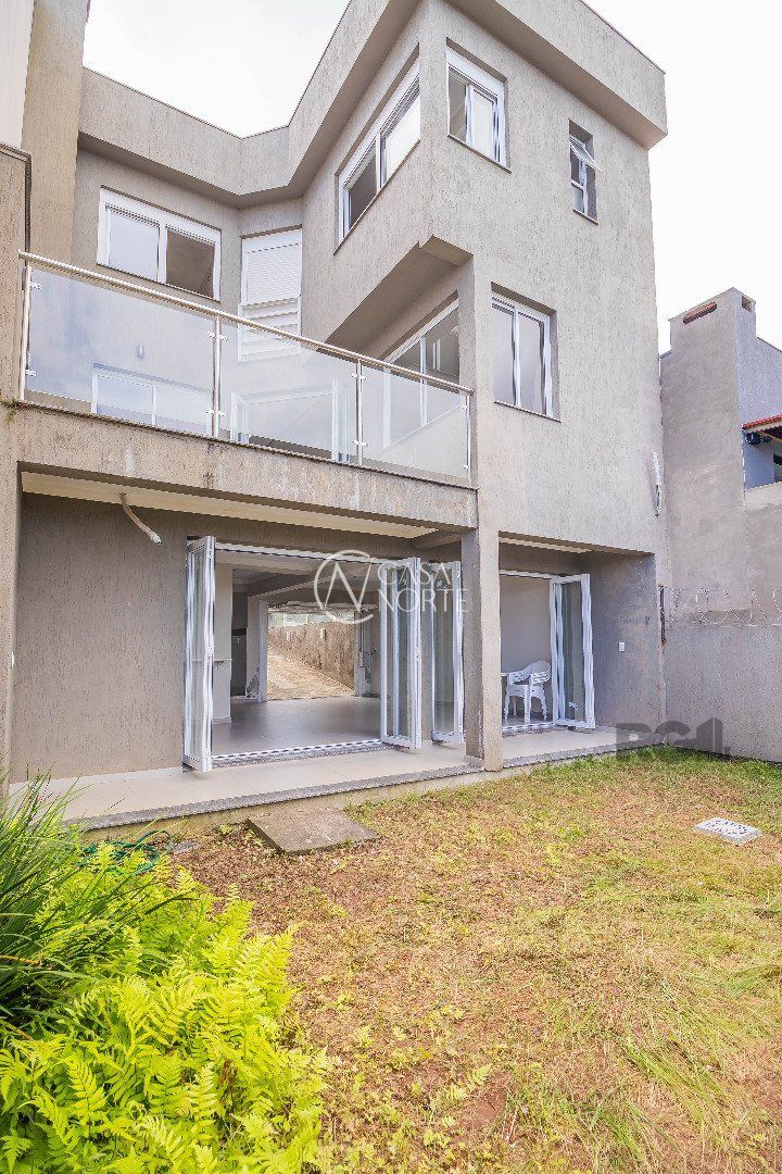 Sobrado à venda com 3 quartos, 185m², 1 suíte, 2 vagas, Rua Maria Lídia Magliani no bairro Campo Novo em Porto Alegre