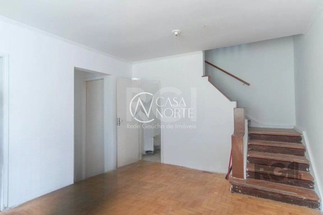 Casa à venda com 5 quartos, 200m², 2 vagas, Rua Doutor Sebastião Leao no bairro Azenha em Porto Alegre